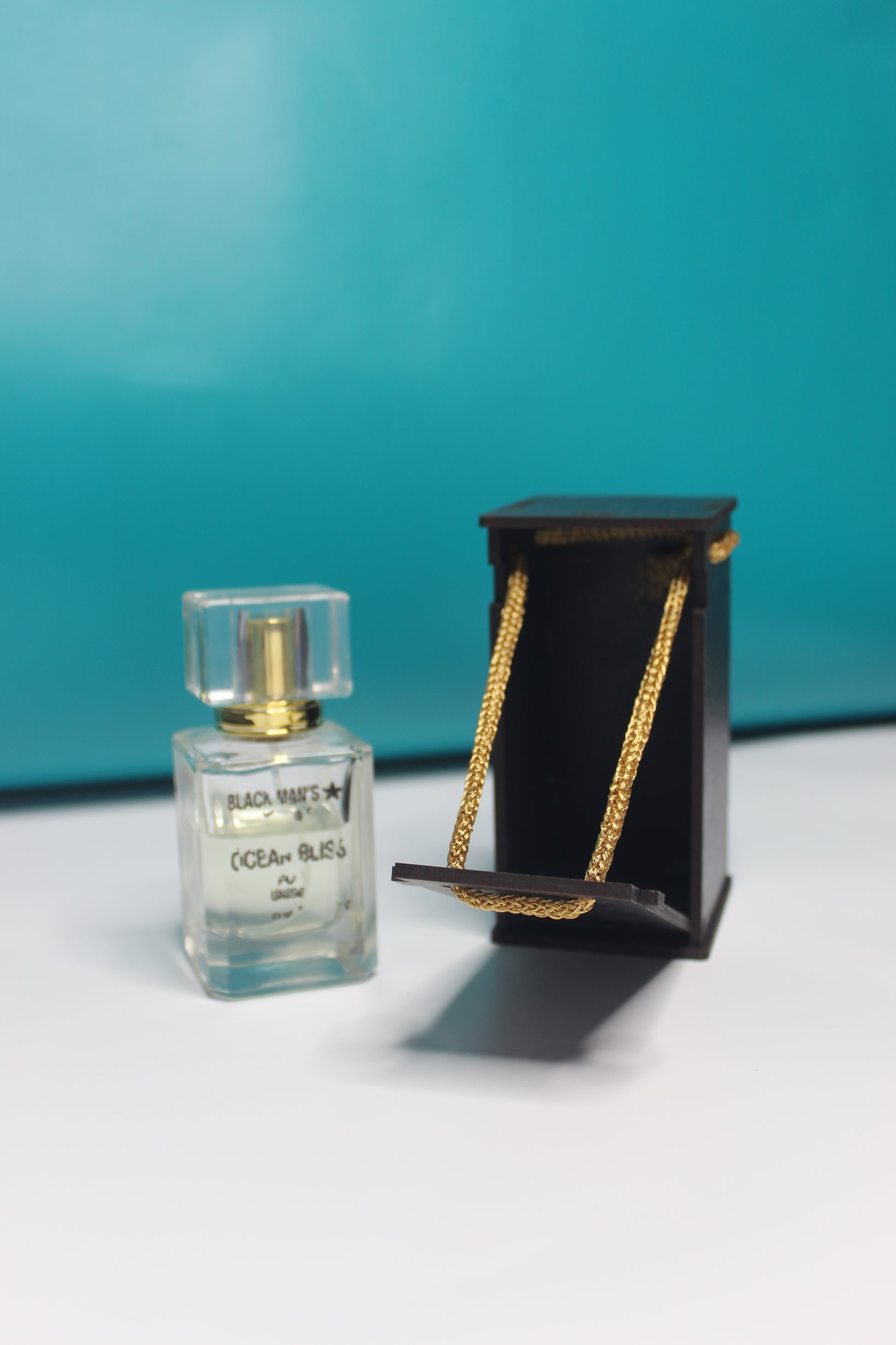Premium Perfume Containers – Elegant & Refillable Bottles for Fragrance Lovers