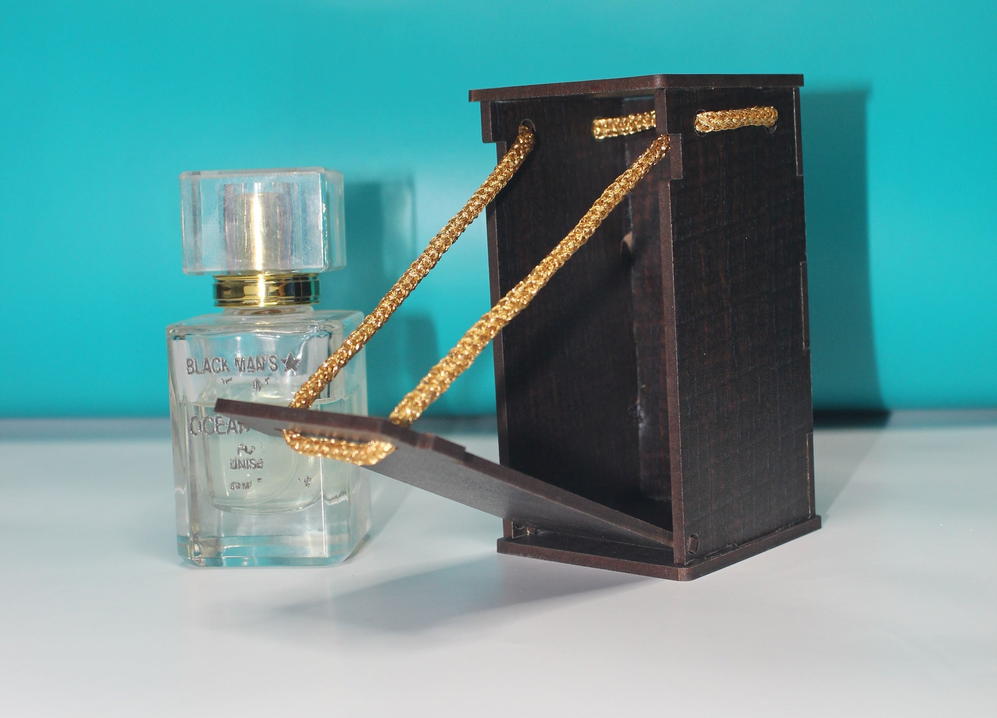 Premium Perfume Containers – Elegant & Refillable Bottles for Fragrance Lovers